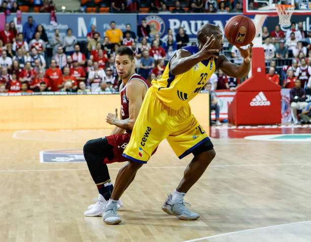 并在中场配 并在中场配